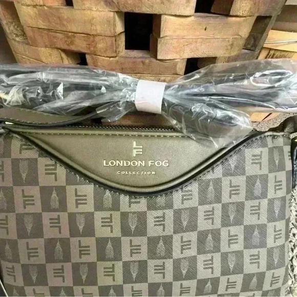 London Fog Addison Tower Signature Print Crossbody Bag Zip Top Purse Olive NWT - Picture 2 of 7